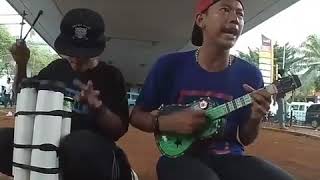 Pengamen jalanan lagu batu baterai ABC