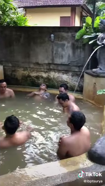 Cowok ganteng mandi bareng