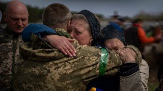 En direct : à Boutcha, les Ukrainiens pleurent leurs proches tués par l'armée russe • FRANCE 24
