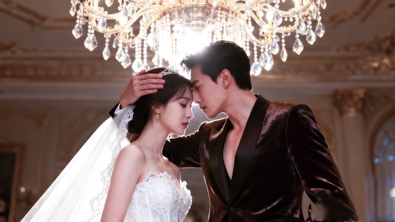 被渣男跟繼妹聯手戲耍了1年後，她終於忍無可忍直接分手，轉頭嫁給渣男那個手段狠戾鐵血無情的小舅，傳聞秦氏總裁一向高冷自持，清冷禁欲，可卻有人看見他跪地仰頭只為求她施捨一吻，原來他早就為她淪陷！ JHDJ