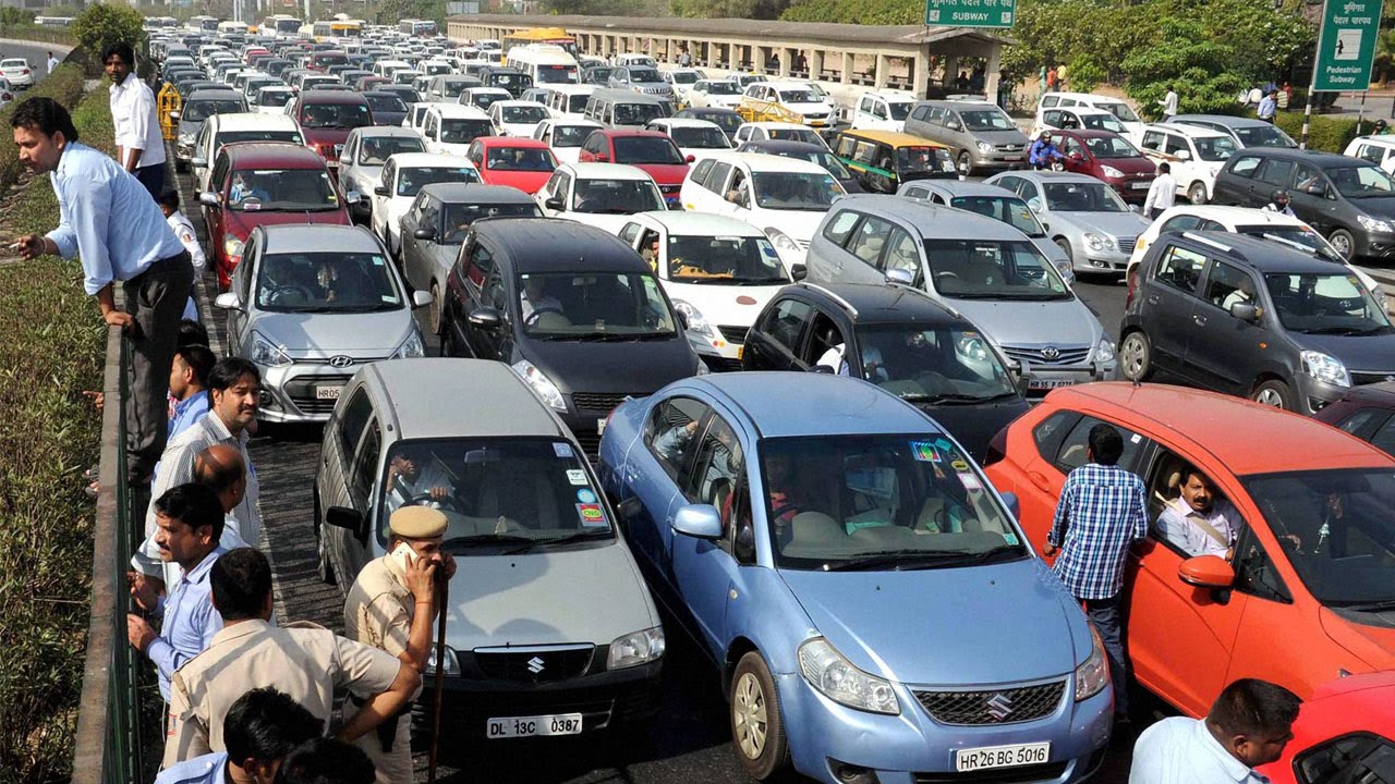 Gurgaon rains: Hours long traffic jam, schools shut, Watch video | Oneindia News