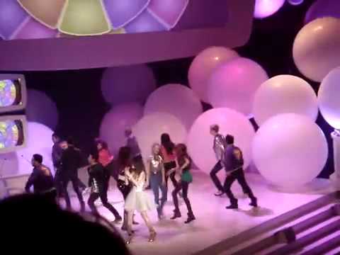 YouTube - SELENA GOMEZ AND CAST OF SHAKE IT UP LIV...