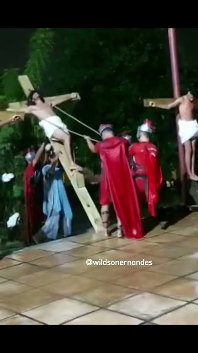 Salah satu Anak² OMK yg menjadi Yesus malah terlepas dari Kayu Salib saat Drama kematian Yesus