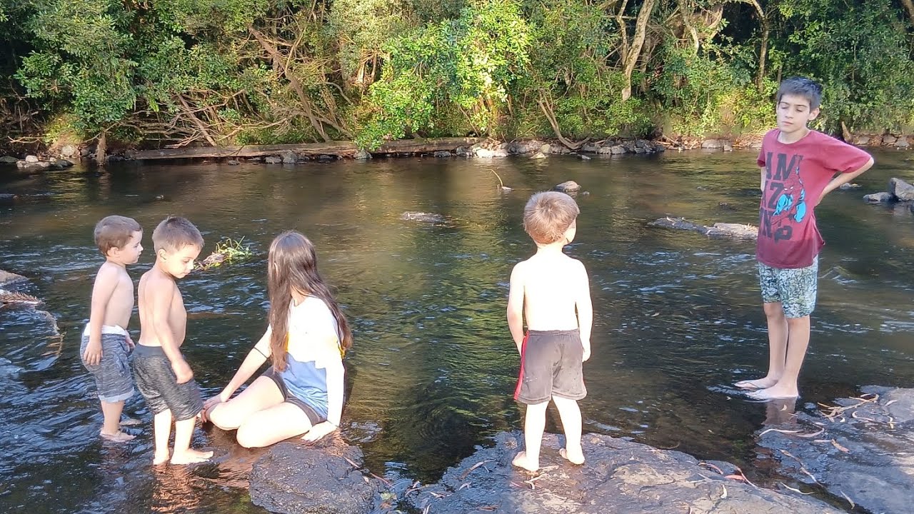 Passeio em  família   .Alegria garantida  pelas  crianças  brincando  no  Rio.