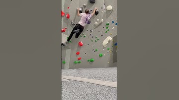 Compression catch dyno with a nice swing #bouldering #dyno