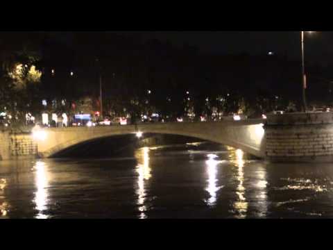 La piena del Tevere attraversa Roma