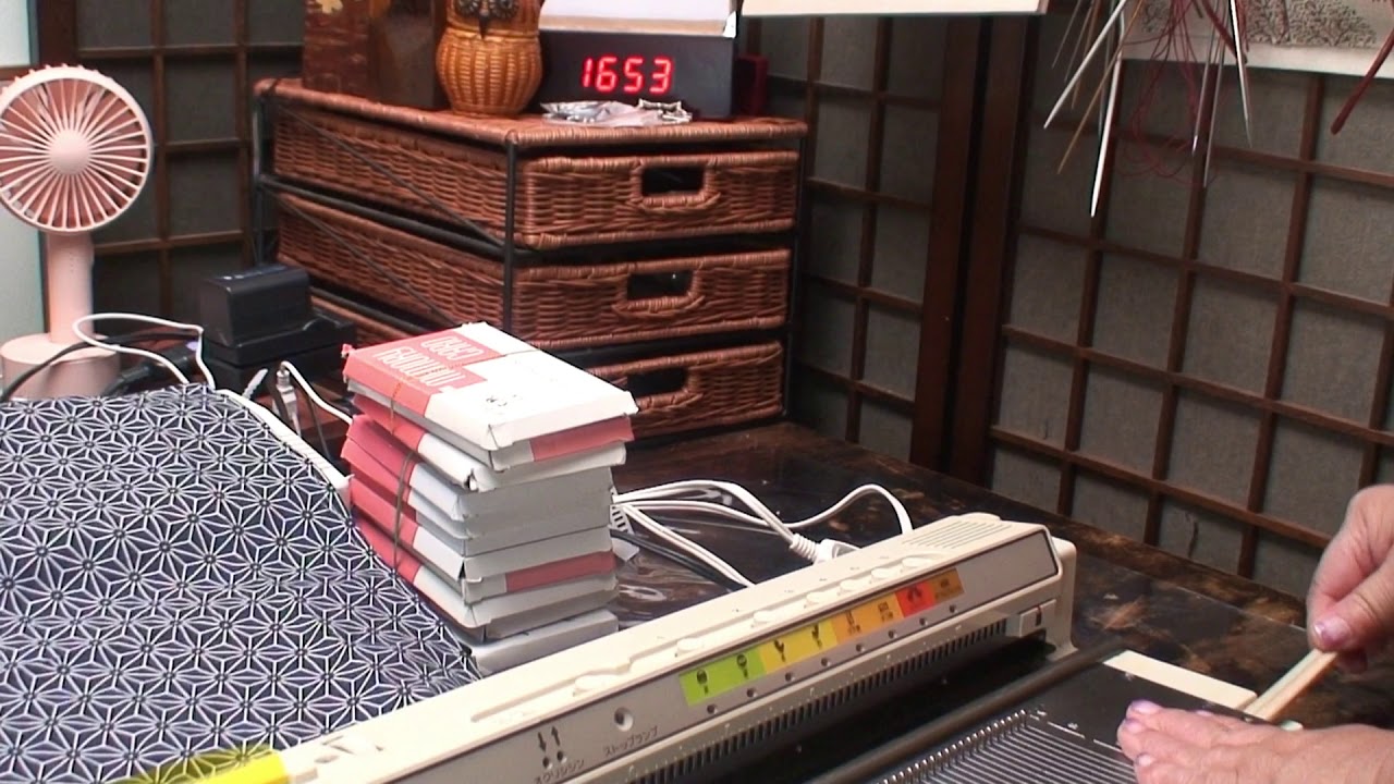 金属編み機の針交換  (Needle replacement of metal machine)