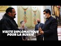 Au Venezuela, le représentant russe Steven Seagal a offert un sabre à Nicolas Maduro