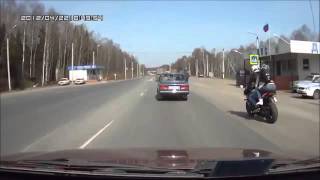 Cặp đôi đi môtô 'trêu' cảnh sát screenshot 3