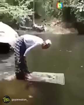 Heboh seorang kakek bisa sholat diatas air...