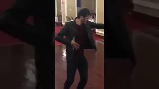 чеченец танцует под музыку 