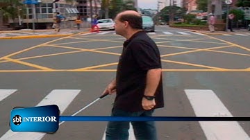 Deficientes visuais esbarram na falta de acessibilidade e de respeito nas ruas