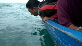 Mabuk di tengah laut naik kapal