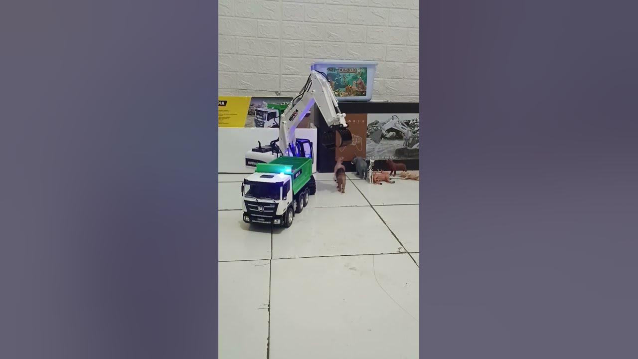 Excavator gendong hewan dimasukin ke truk #shorts #excavator #truck #
