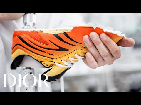 DIOR セットアップ The Dior B44 Blade Sneakers Savoir-Faire - YouTube
