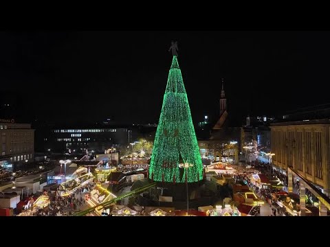 クリスマスの準備着々、ドイツ西部で高さ45メートルの巨大ツリー点灯