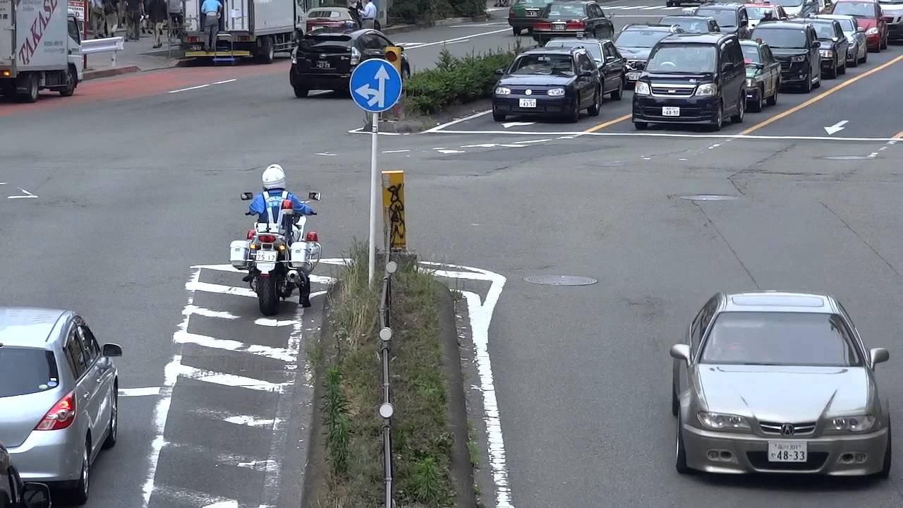 信号待ちの車列をすり抜けしてきたバイクが捕まる瞬間 Youtube