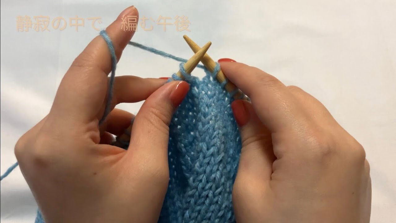 静寂の中で　編む午後｜水色のラグランセーター