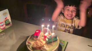 이제 나는 만4살이고 아빠는 장난감을 사러 한국에 갔지