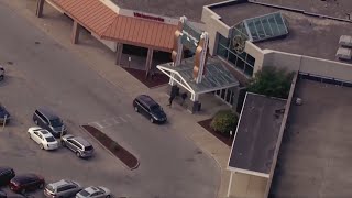 Police pursuit ends at River Oaks Shopping Center after suspects flee into mall