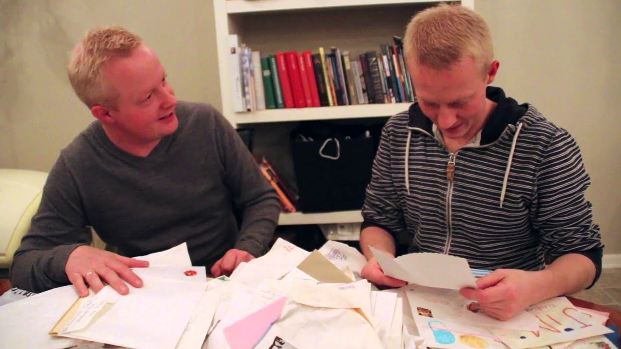 Jimi og René læser gamle fanbreve