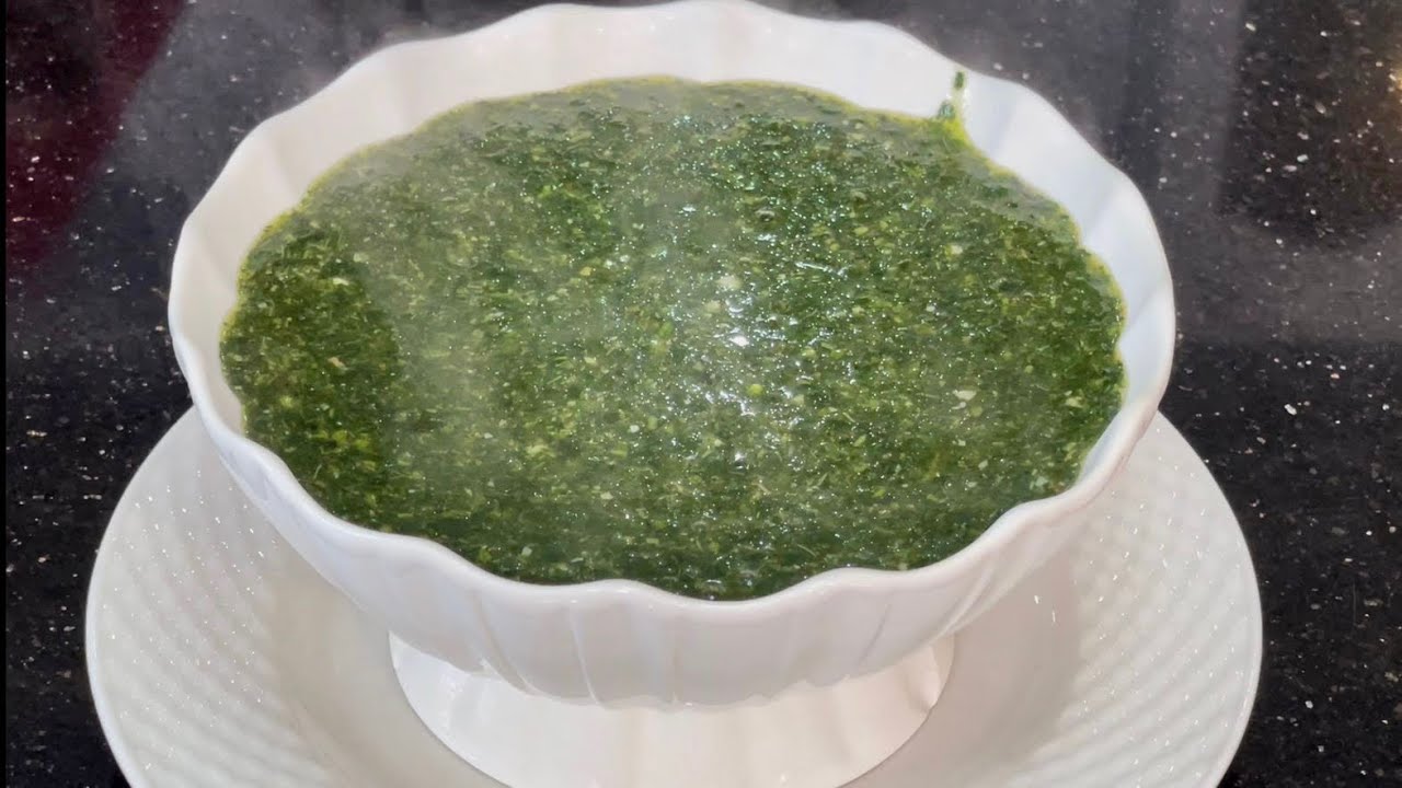 ملوخيه الشركات هتبقي ملوخيه خضرا ببساطه جدا وحتي لو معندكيش شوربه 🥰