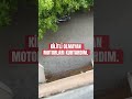 Diz boyunu geçen sel sularında park halinde kalan motorlar