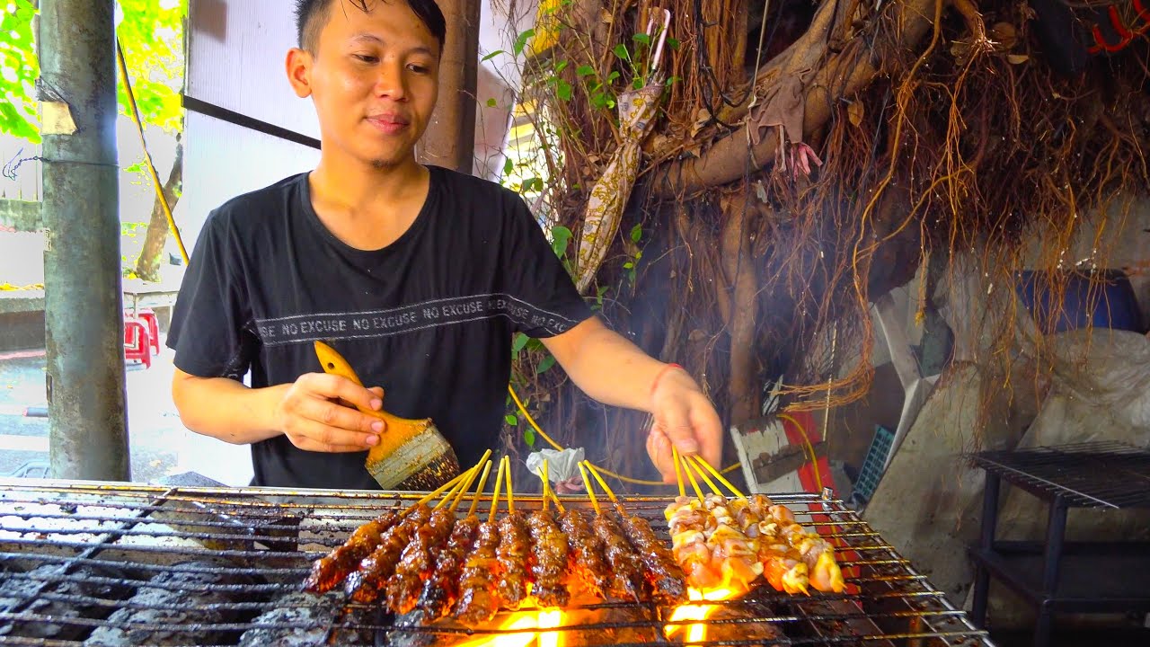 Indonesian Street Food  - CRAZY HALAL Street Food in Little Indonesia!! BEST MARTABAK + RENDANG! | Luke Martin