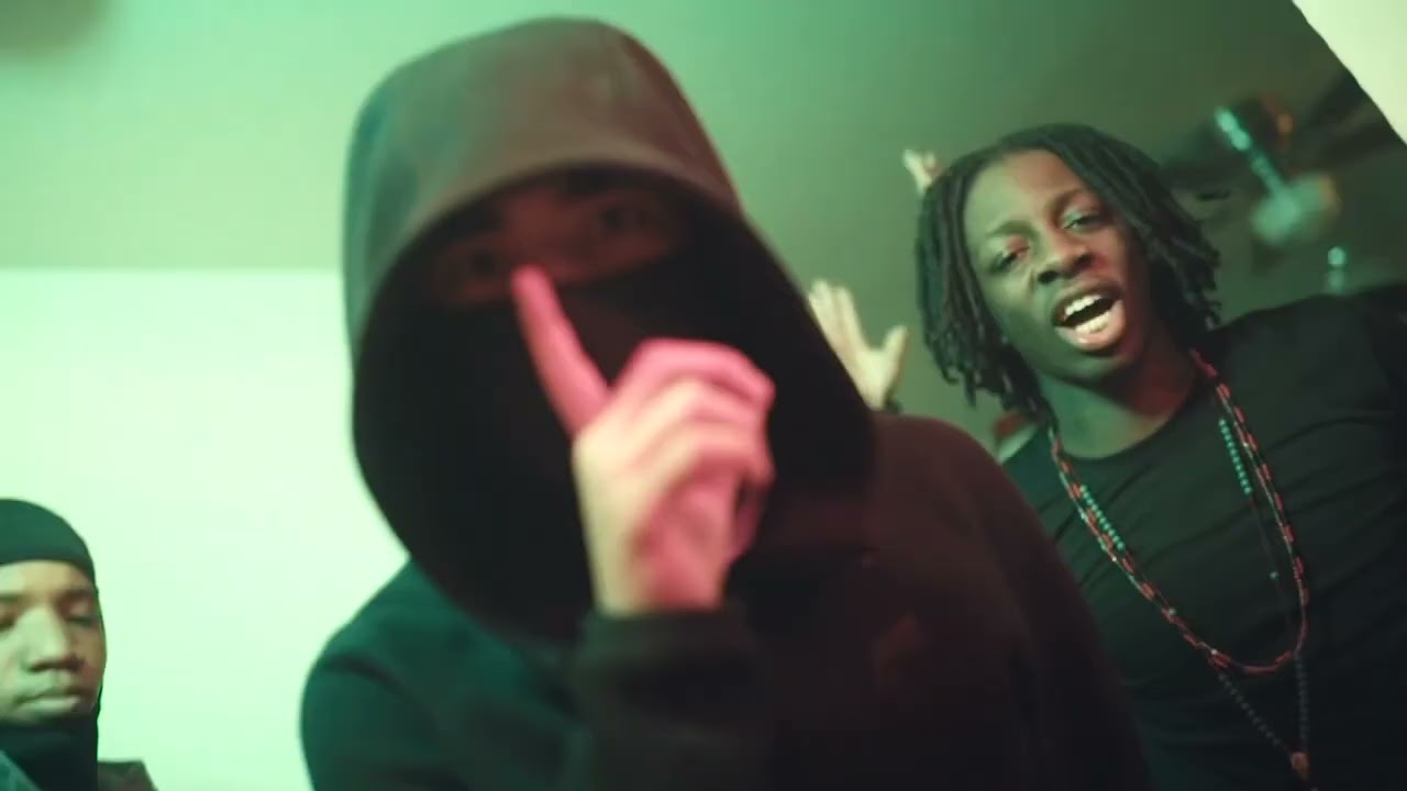 在 YouTube 上观看 Goon Glizz - “ Pistols Onna Flight”  Ft. JJ Hound ( OFFICAL VIDEO ) ( SHOtBY @dloflims ) #FreeGlizz