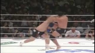 PRIDE 7: Igor Vovchanchyn knocks Mark Kerr down