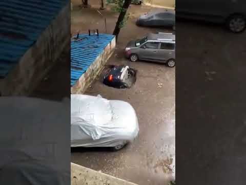 Car sinking - India (Mumbai )