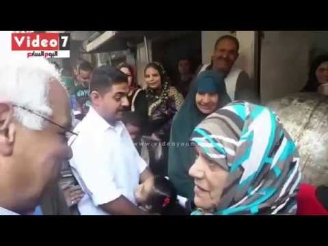 بالفيديو موقف طريف لمحافظ القاهرة فى محل فول وطعمية ب الزوايا الحمراء