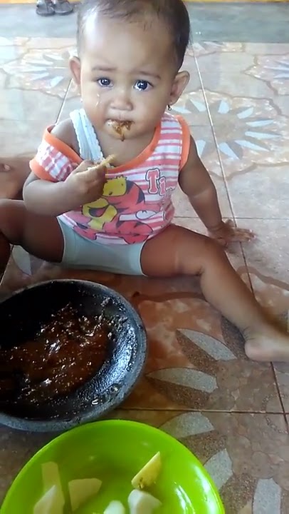 Anak kecil suka makan pedas