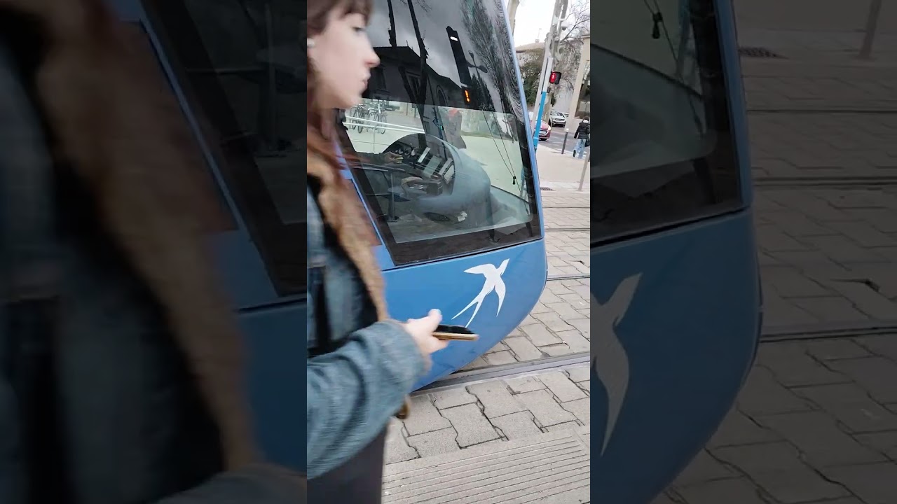 PASSAGE DES 2 LIGNES DE TRAMWAYS À LA STATION,BOUTONET CITÉ DES ARTS À MONTPELLIER 