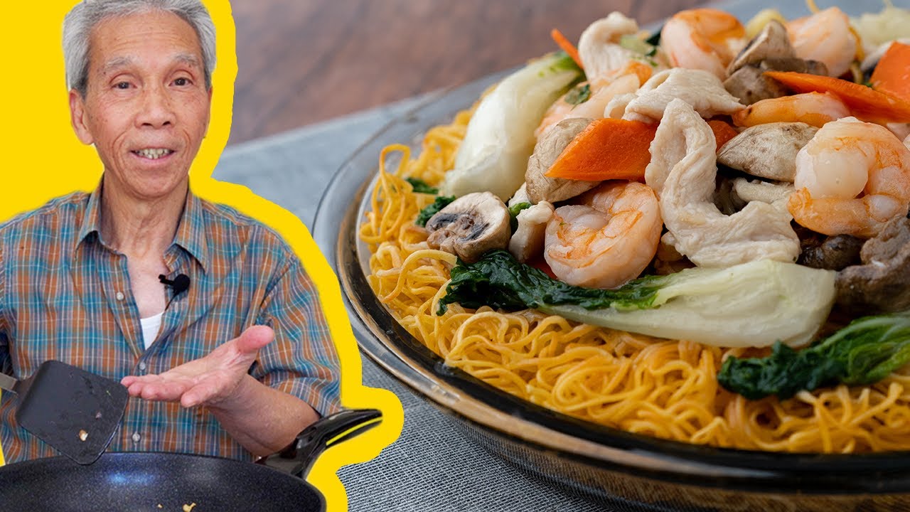 ⁣🤤  Dad's CRISPY Hong Kong Style Noodles (港式煎麵)!