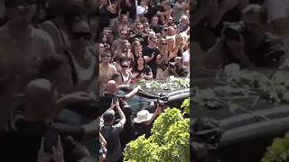 Γιώργος Μαζωνάκης: Η συγκλονιστική στιγμή που η σορός εξέρχεται της εκκλησίας