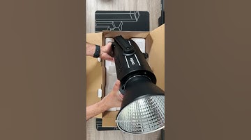 Unboxing the Godox SL200iii