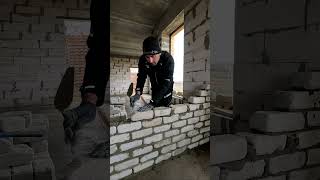 Этот кирпич многое повидал. Brick wall laying.