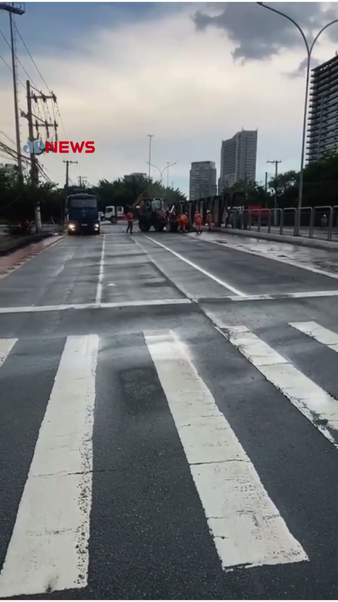 Avião que caiu em SP é retirado e trânsito deve voltar ao normal em avenida