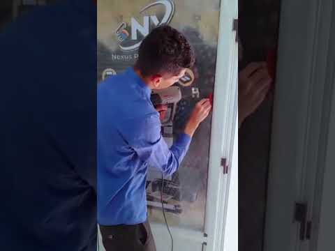 تركيب لافتة إشهارية من نوع شبكة  على 4 أبواب لمحل ناكسوس للطباعة