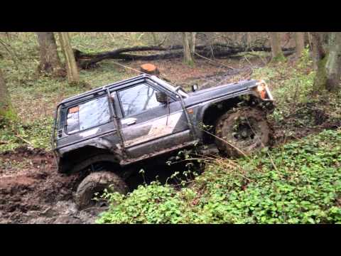 Nissan Patrol  Y60 ... romania offroad .. (mánička sa rochní)