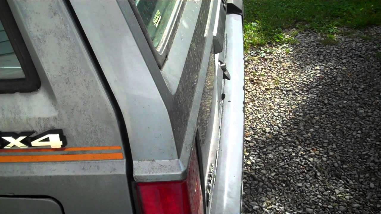 2 Kicker CVR 15s Flexin Jeep cherokee - YouTube