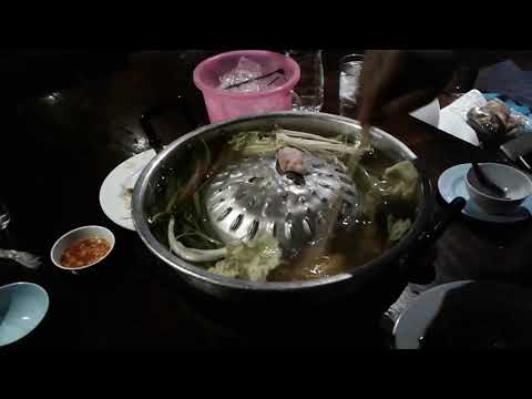 Video: Hva Er Mu Kratha, Thailand & # 39; S Favoritt DIY Middag