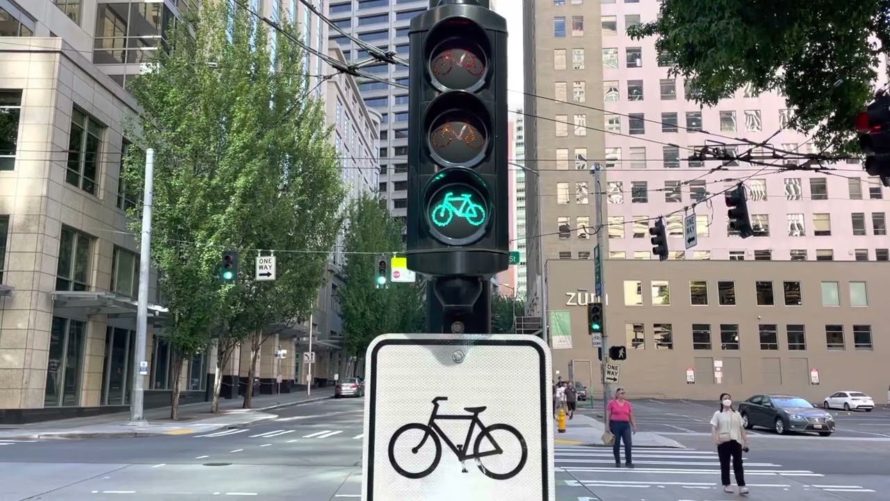 Older style 4” bike signal in downtown Seattle