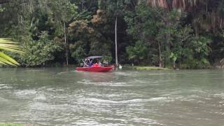 Lancha FLY Calaça com motor 100 HP, e navegando com 5 pessoas.