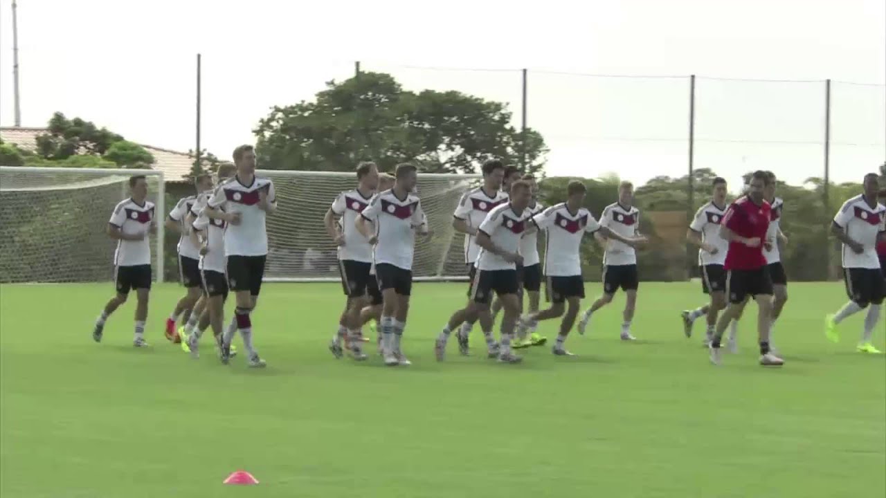 cristiano ronaldo football player video Deutschland trainiert unter knallender Sonne