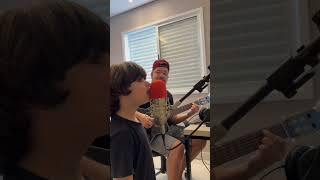 Bernardo, filho do Paulo, mostra seu talento desde pequeno cantando nossa música Campo de Batalha ❤️