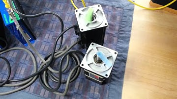 Servo motors running synchronized