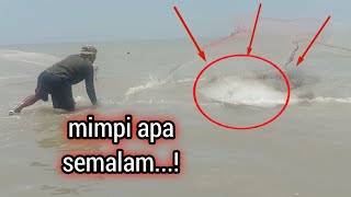scary seconds❗ when fishing nets on the beach of Tuban || fishing in the tuban sea || tni viral
