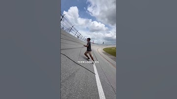 Waarom racebanen schuin aflopen bij bochten